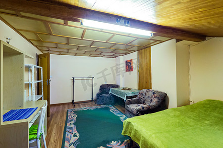 一间舒适的小房间，配有柔软舒适的家具