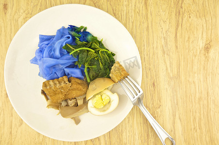 沙锅米线摄影照片_吃叉木背景的蓝米线肉汁素食