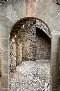 天然石拱门，通向铺石的庭院