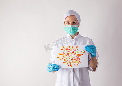 戴着面具的女医生手里拿着一块药片 — 带有冠状病毒。
