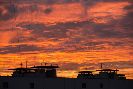 日落时分彩色红色天空的自然背景与街道屋顶