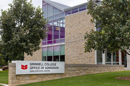 大学招生摄影照片_格林内尔学院招生办公室，位于格林内尔公司校园内