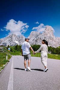 来自 Baita Segantini - Passo Rolle 意大利的 Pale di San Martino，意大利北部白云岩 Pale di San Martino 群最著名的山峰 Cimon della Pala 的景色