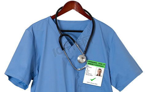 具有免疫证书的医疗专业人员蓝色磨砂衬衫