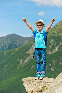 攀岩男孩摄影照片_旅行者男孩享受山脉和自由的美丽