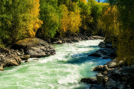 旅游背景卡通摄影照片_山区河流流过岩石。
