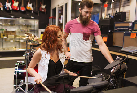 音乐商店里带架子鼓的男人和女人