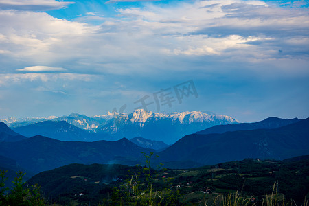 朋克赛博dj摄影照片_Prozor 市美丽的 Prenj 山