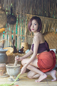 泰国古代厨房中传统的亚洲女性肖像