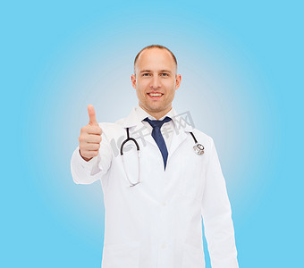 医生竖起大拇指摄影照片_带听诊器的微笑医生竖起大拇指