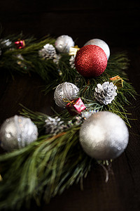 圣诞装饰品的冷杉树枝圣诞花环