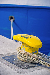 带拖网渔船系泊线的系船柱