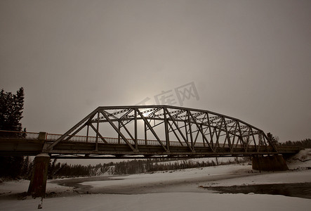 冬天开阔水域的桥梁