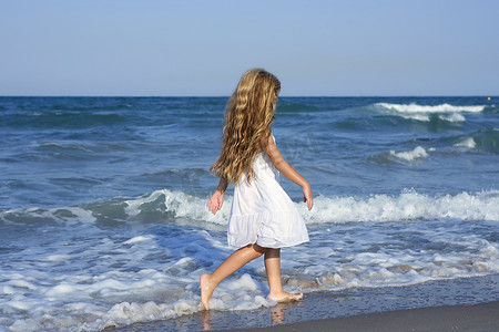 蓝色大海中奔跑沙滩的小女孩