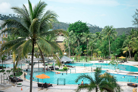 花园游泳池摄影照片_2019年5月4日，印度尼西亚巴淡岛海滨的酒店度假村和游泳池区