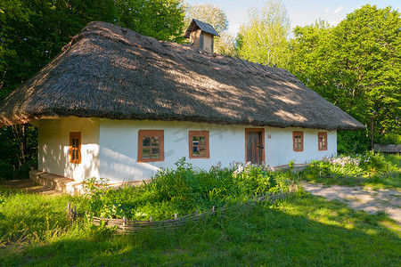 带有粘土墙和茅草屋顶的大型正宗乌克兰小屋