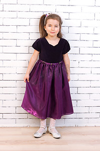 紫色公主摄影照片_穿紫色裙子的女孩