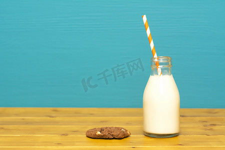 瓶子里的牛奶和纸吸管，还有饼干