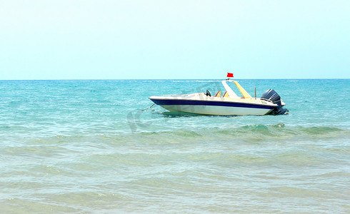 游船在海滩附近的沿海水域。