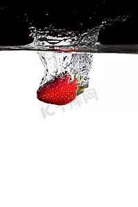 一个草莓在水里
