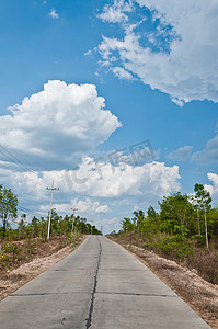 道路和多云的天空背景