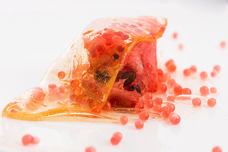 西瓜包装摄影照片_蜂蜜包裹西瓜和草莓鱼子酱 - 分子气体