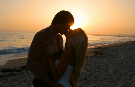 在海滩上接吻的剪影情侣