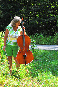 外面的女大提琴手。
