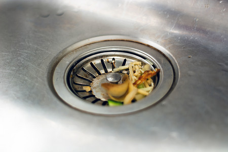 废钢摄影照片_留在厨房水槽里的食物残渣快要堵塞下水道了。