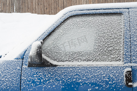 雪下的汽车