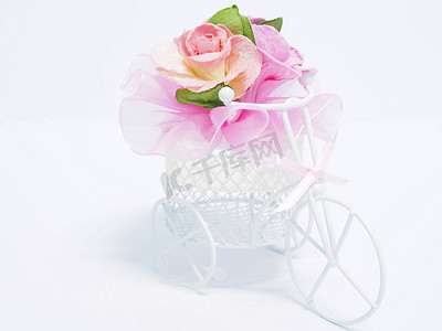小玫瑰摄影照片_情人节粉红色玫瑰自行车隔离在白色