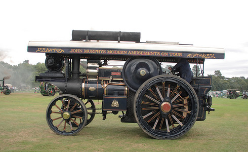 大型黑色牵引蒸汽机