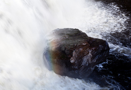瀑布岩石上的彩虹