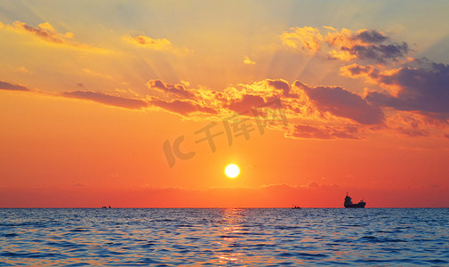 日落大海摄影照片_海上日落