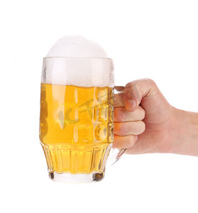 男人的手拿着杯子里的啤酒。