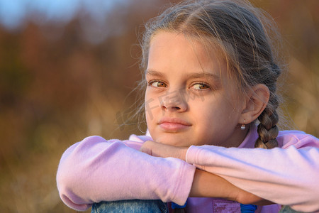 一个体贴的美丽十岁女孩在日落时的肖像