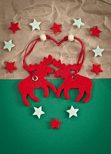 圣诞节麋鹿摄影照片_纸张背景上的红色麋鹿