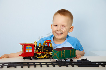 玩玩具的男孩摄影照片_玩玩具铁路的男孩