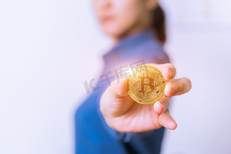莱特币摄影照片_加密货币硬币 - 比特币、以太币、莱特币、瑞波币。