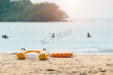 夏季沙滩游泳圈内胎在沙滩上游泳模糊