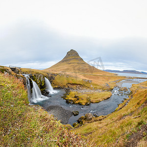 Kirkjufell 在冰岛 Kirkjufellsfoss 瀑布广场瀑布和名山全景