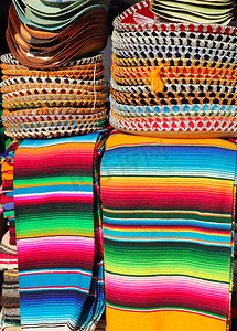 墨西哥 serape 彩色叠层帽和 charro 帽