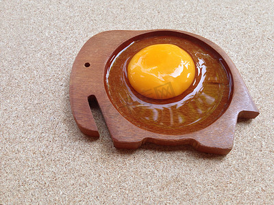 木象形碟上的鸡蛋