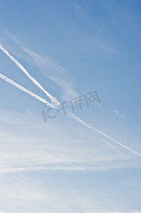 飞行痕迹摄影照片_蓝天有飞机的痕迹
