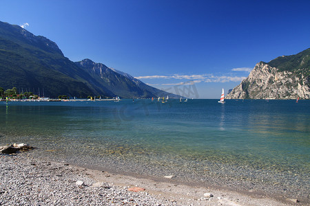 意大利加尔达湖清澈的水域，四周环绕着阿尔卑斯山