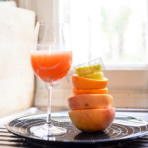 榨摄影照片_厨房里榨的柑橘类水果 柑橘汁 维生素