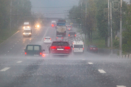 俄罗斯图拉 — 2020年7月14日：夏季暴雨期间，汽车在柏油路上行驶，从后面看