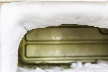 冰柜摄影照片_冰箱的冰柜里装满了大量的冰，因为