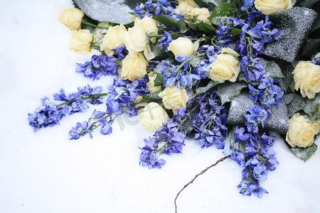 白色和蓝色的插花