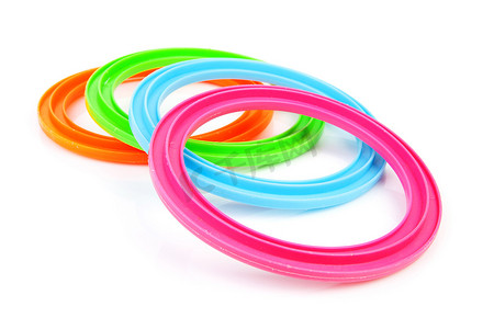 四个彩色塑料环